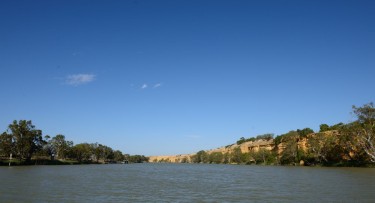 The Murray River, with sweeping cliffs on one side