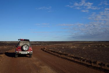 Driving through the otherwordly landscape to Kati Thanda